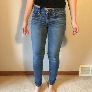 American Eagle Medium Wash Skinny Jeans (Size 4)